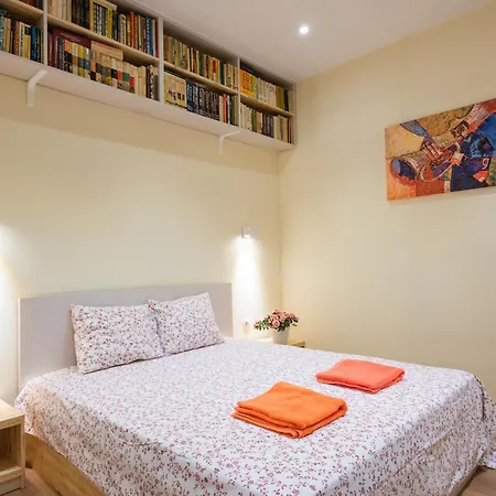 Apartment Stylish Gem, Top Center! *